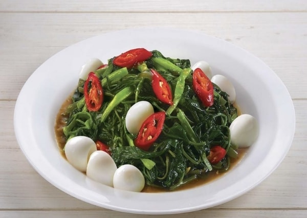 Kangkung Cah Sapi Telur Puyuh, salah satu aneka tumis sayuran disajikan dalam mangkuk bersama sambal, bawang goreng dan irisan jeruk Kangkung Cah Sapi Telur Puyuh, salah satu aneka tumis sayuran disajikan dalam mangkuk bersama sambal, bawang goreng dan irisan jeruk