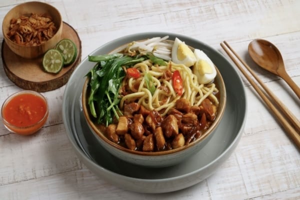 Mie Kangkung, salah satu aneka tumis sayuran disajikan dalam mangkuk bersama sambal, bawang goreng dan irisan jeruk Mie Kangkung, salah satu aneka tumis sayuran disajikan dalam mangkuk bersama sambal, bawang goreng dan irisan jeruk