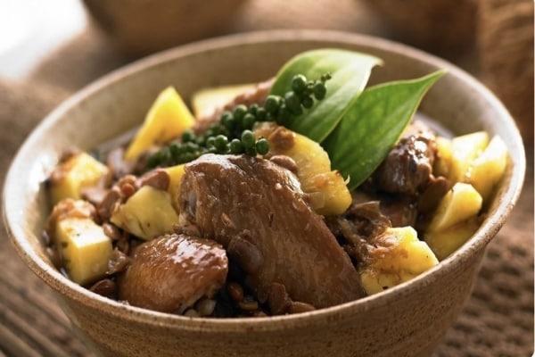 Sayap ayam tumis pedas, salah satu aneka tumis sayuran disajikan dengan mangkuk putih Sayap ayam tumis pedas, salah satu aneka tumis sayuran disajikan dengan mangkuk putih