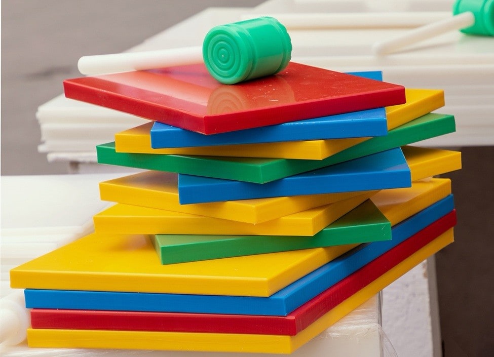 Tumpukan talenan dengan warna berbeda