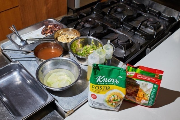 Bahan masak dan produk UFS disiapkan di meja kerja untuk pengembangan menu.