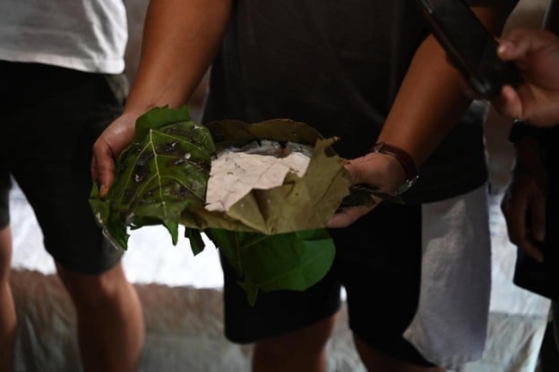 Tempe berbungkus daun jati diperlihatkan saat kunjungan ke rumah produksi di Lasem.
