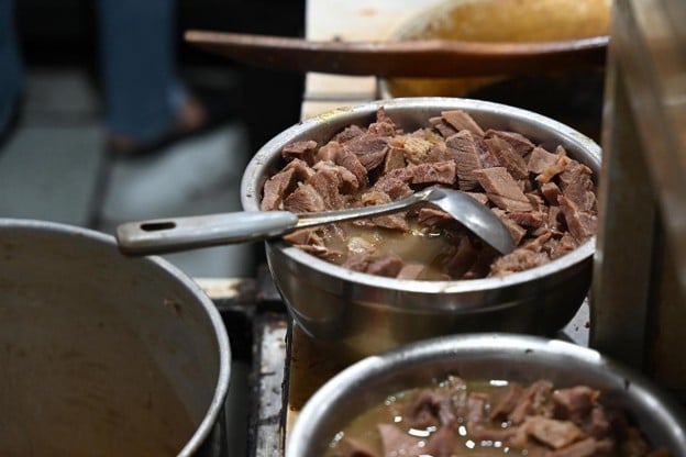 Potongan daging kerbau disiapkan di dalam panci untuk sajian khas Kudus.