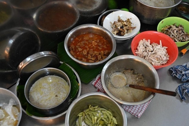 Berbagai bahan nasi opor dan garang asem tersaji dalam wadah di warung makan Kudus.