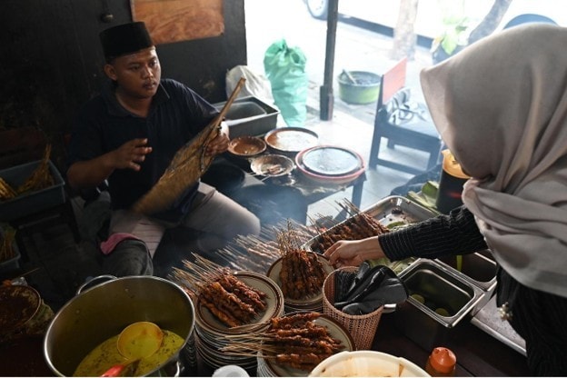 Penjual menyiapkan sate serepeh di warung tradisional di Rembang.