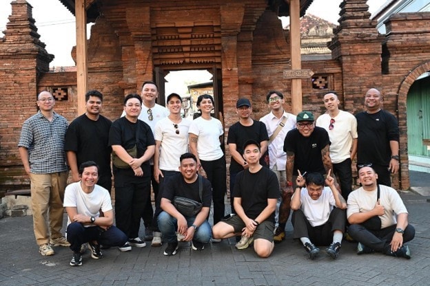 Para peserta UFS Culinary Trip 2026 berfoto bersama di depan bangunan berarsitektur Jawa di kota Kudus.