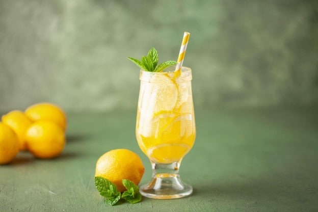 Seperti yang terlihat pada foto, ada minuman es limun segar di dalam gelas tinggi.