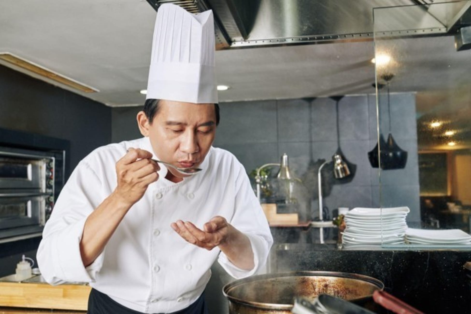 Chef melakukan food tasting pada kuah sebelum service restoran dimulai.