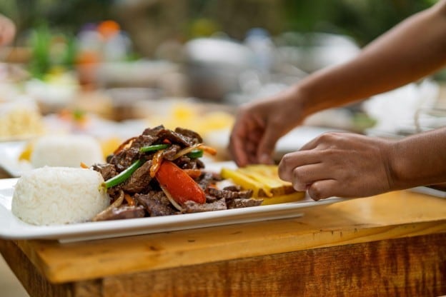 : Seperti yang terlihat pada foto, ada chef yang sedang melakukan inovasi makanan dengan menata hidangan nasi daging